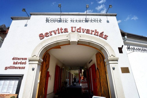   - Servita Udvarház Apartman Eger